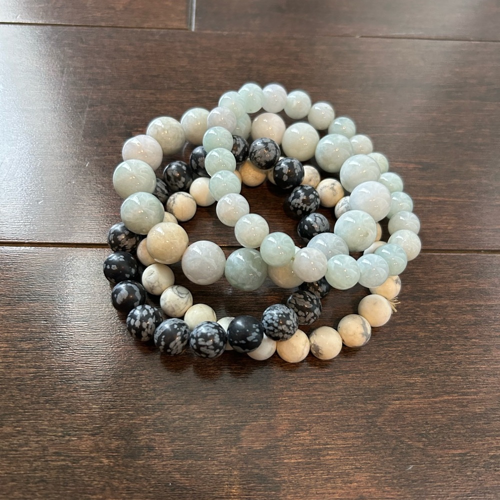 Lot of Four Men’s Beaded Bracelets in Howlite, Chalcedony and Jasper